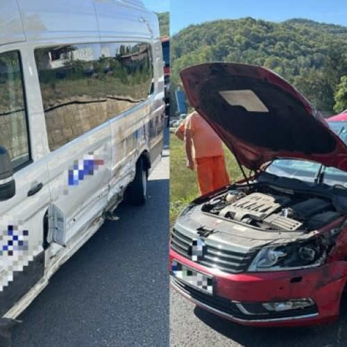 Accident pe DN 7 în Golești: autoturism intră pe contrasens și loveste un microbuz