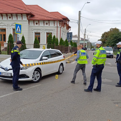 Două eleve lovite de o mașină în intersecția din Botoșani în timp ce mergeau cu trotinetă
