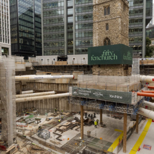 Turla unei biserici medievale din Londra a fost suspendată la peste 13 metri de sol