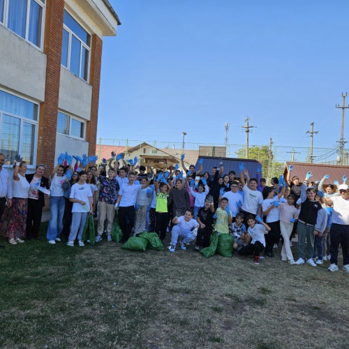 Elevii din Dobrotești au curățat zona școlii și împrejurimile în cadrul campaniei „Let’s Do It, România!”