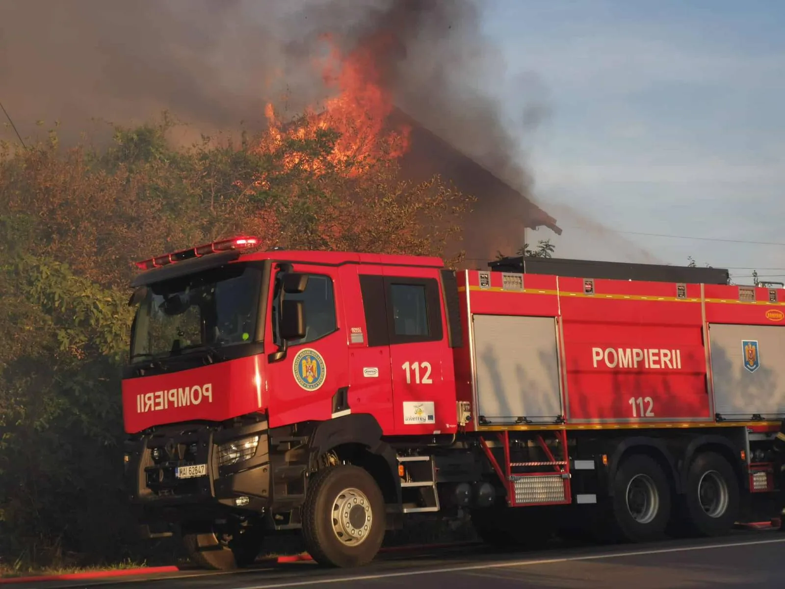 Incendiu de vegetație uscată pe centura nord a Craiovei, echipele intervin în forță