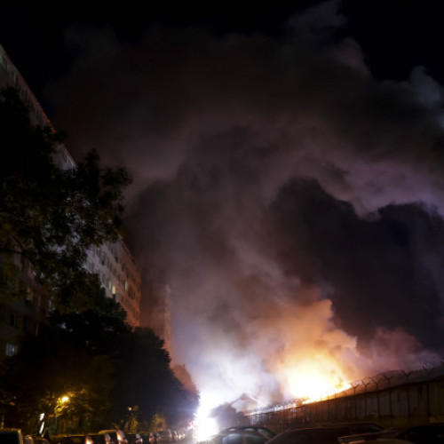 Incendiul de la depozitul din sectorul 2 al Capitalei a fost stins de pompieri