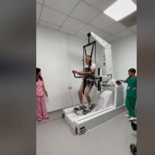 Pacient paraplegic recuperează mobilitatea cu ajutorul unui program interdisciplinar inovator
