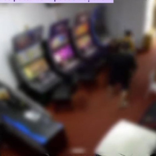 Bărbat din Craiova reținut după ce a distrus aparate de joc la păcănele