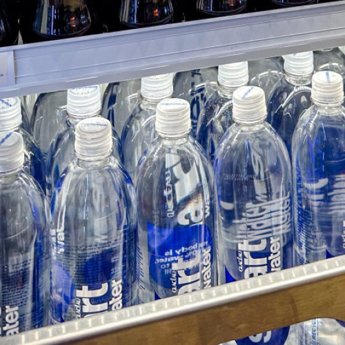 Consiliul Concurenței analizează plafonarea prețului apei în aeroporturi și alte spații publice