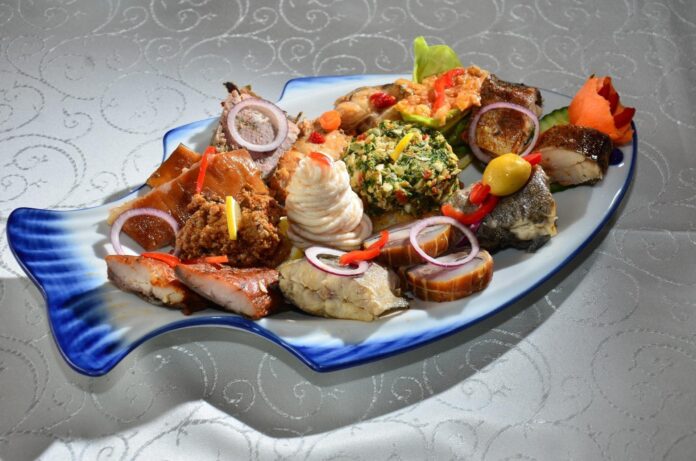 Kaufland retrage de la vânzare salată cu icre de crap din cauza riscului Listeria