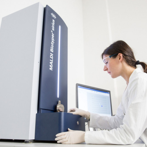 Spitalul din Tecuci primește echipament performant pentru diagnosticarea rapidă a infecțiilor