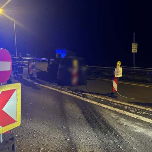 Bărbat pierde controlul mașinii la ieșirea de pe autostradă, rănind un copil de 4 ani