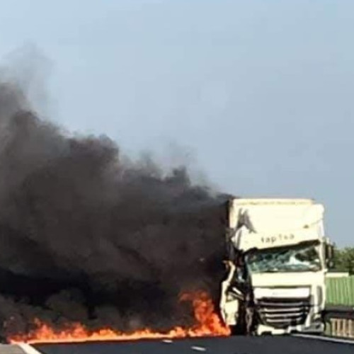 Incendiu la un camion pe autostrada A2, traficul deviat în apropiere de Murfatlar