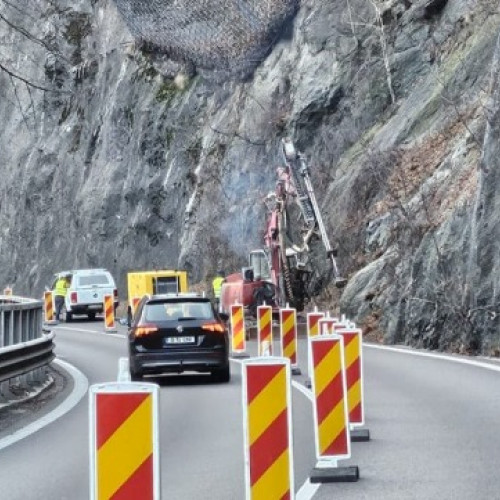 Restricții de circulație pe DN7 Valea Oltului din cauza lucrărilor la versanți
