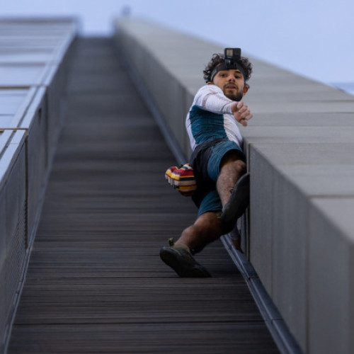 Alpinistul francez arestat în timp ce escalada cel mai înalt zgârie-nori din UE