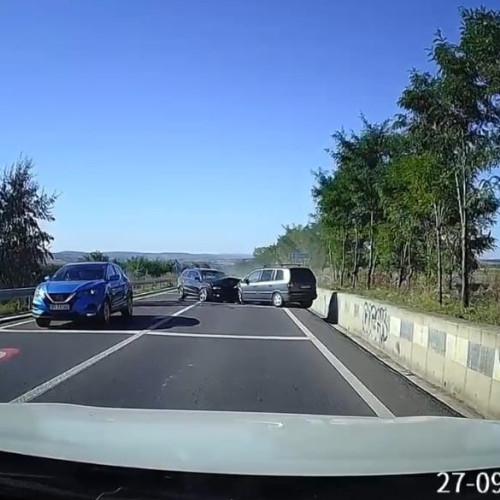 Trei mașini au fost implicate într-un accident în Bălușeni surprins de o cameră de bord