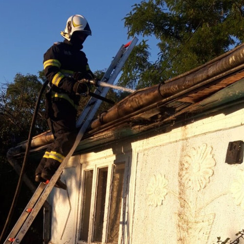 Incendiu la acoperișul unei case din Buimăceni stins de pompieri