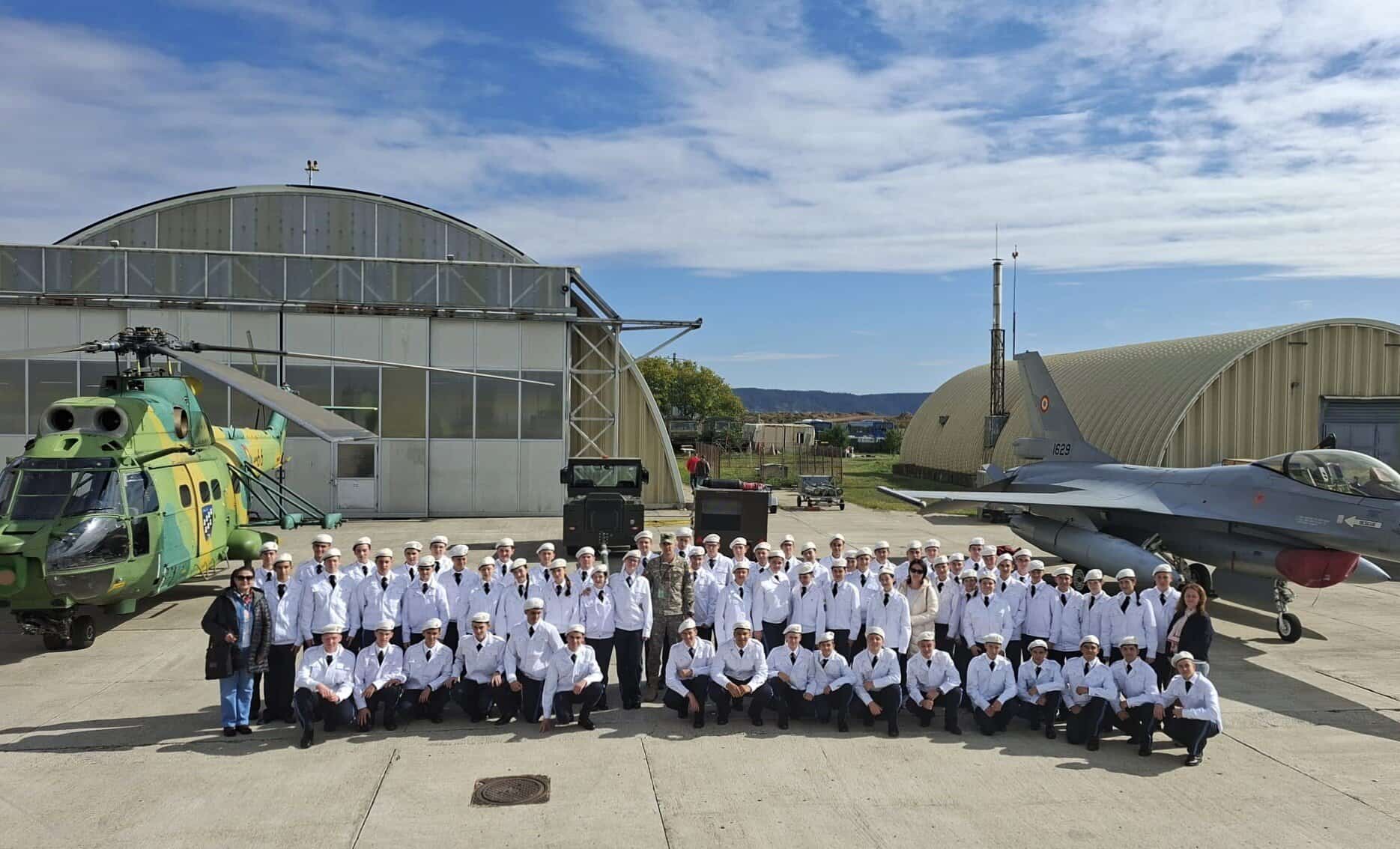 Bobocii Colegiului Militar Mihai Viteazul au participat la excursie de orientare în unități militare