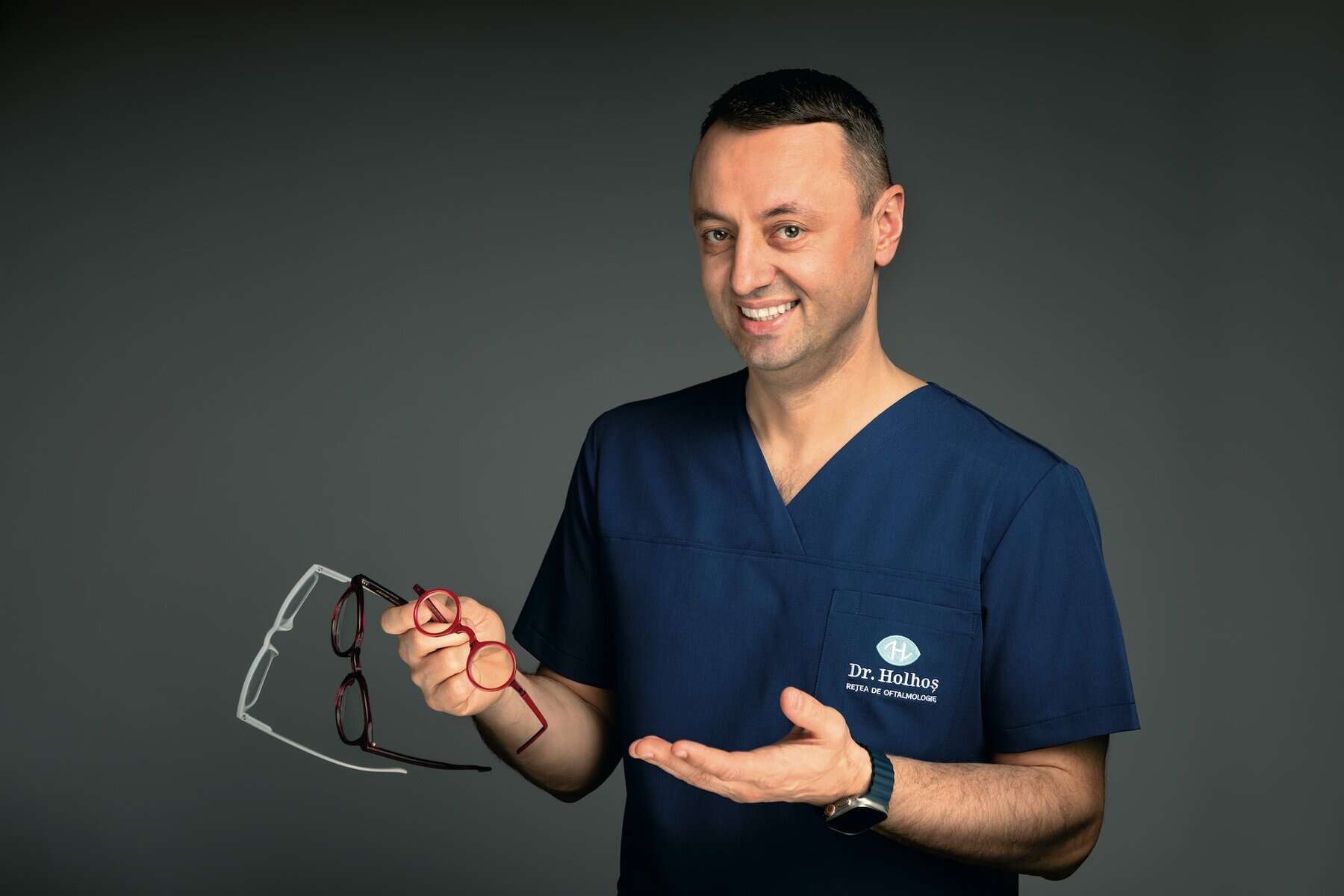 3 opțiuni de corecție a vederii: ochelari, lentile de contact și intervenții chirurgicale