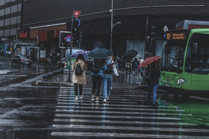 Vreme rece și închisă în București în următoarele zile, cu ploi temporare