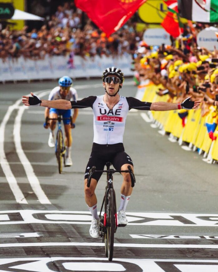 Adam Yates câștigă Trofeo Tessile & Moda pentru UAE Emirates