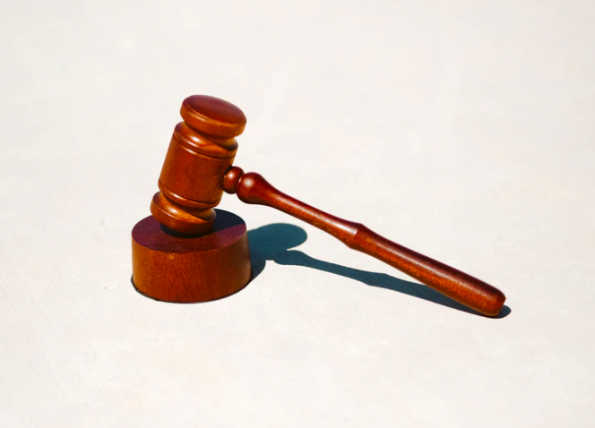 Judecătorii au cerut tratament medical pentru tânărul care a agresat un livrator din Bangladesh