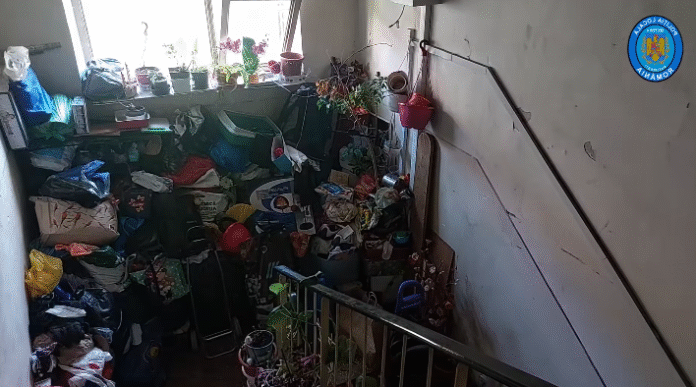Amendă pentru o femeie care depozita obiecte pe casa scării în Sector 4