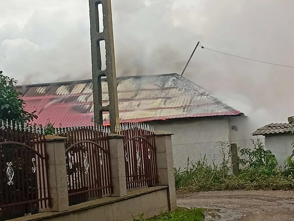 Incendiu la o anexă a primăriei din Dângeni, afectând echipamente sportive