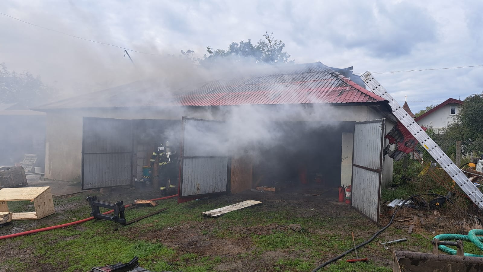 Incendiu la o magazie în curtea Primăriei Dângeni de Sfânta Parascheva