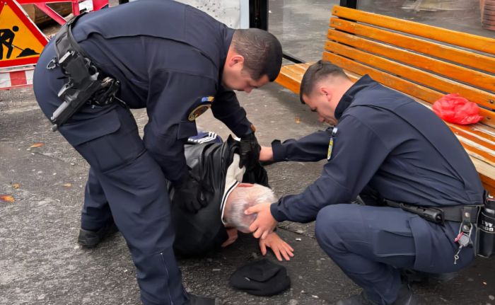 Jandarmii din Brașov au intervenit prompt pentru salvarea unui bărbat căzut în stația de autobuz