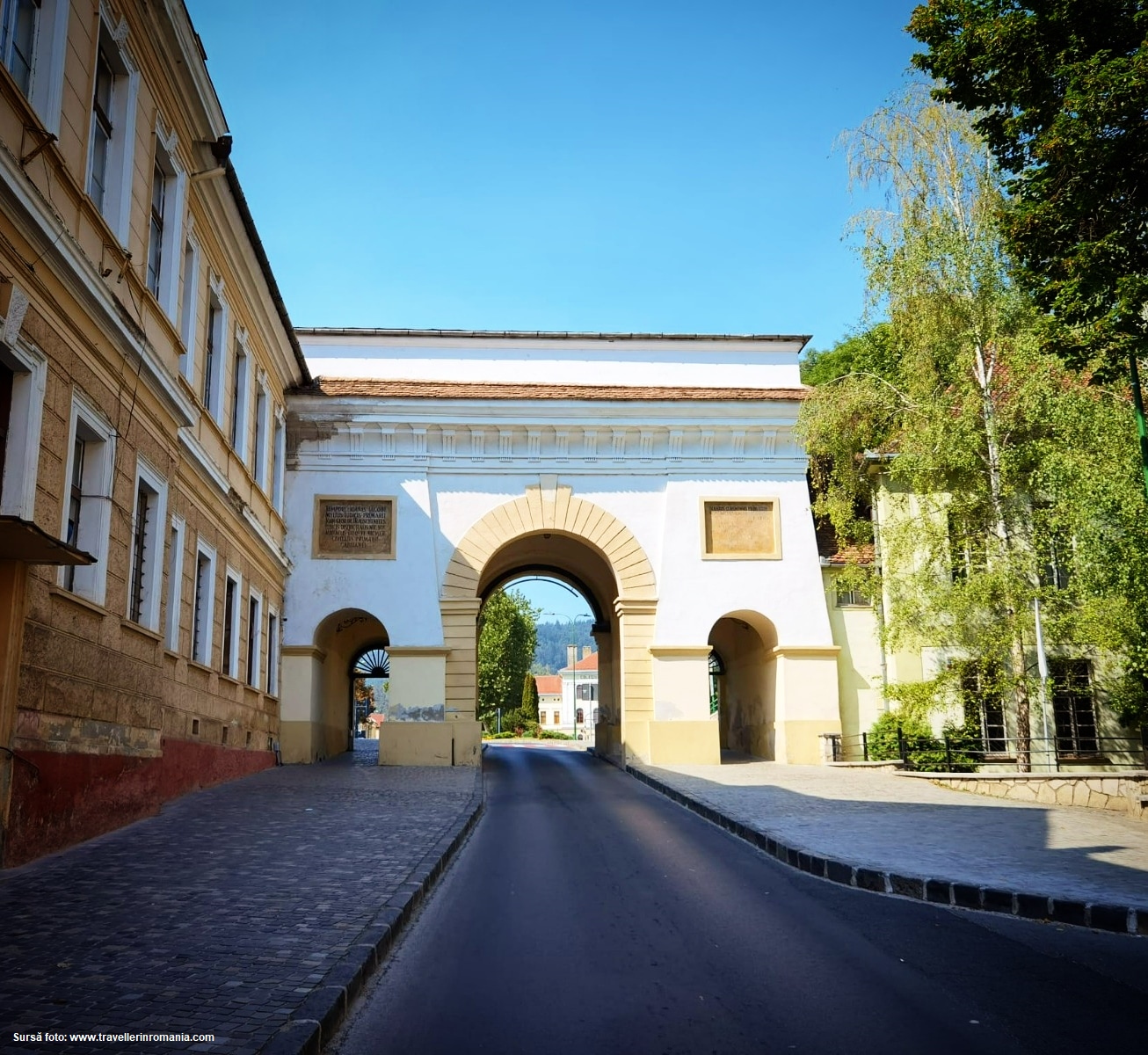 Vandalizarea patrimoniului cultural de pe Strada Sforii din Brașov