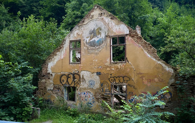 Hanul de la Pietrele lui Solomon din Brașov va fi refăcut după ani de degradare