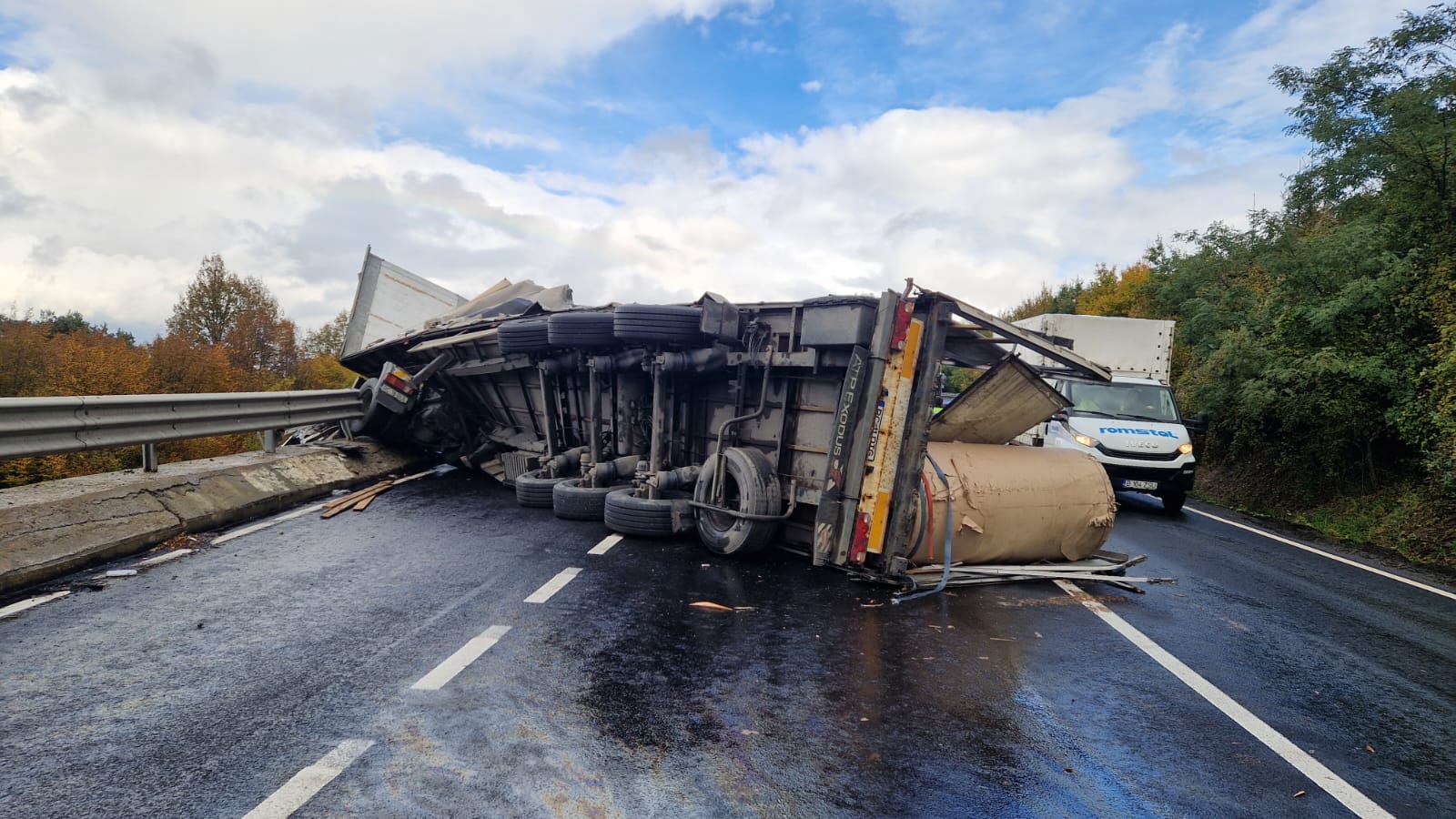 Accident pe DN1 la Codlea: un autotren a ieșit de pe șosea fără victime