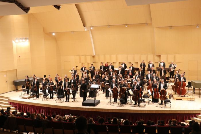 Filarmonica Brașov aduce un concert omagial pentru Ion Voicu cu George Tudorache dirijor