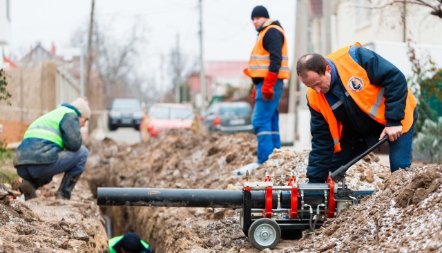 Se oprește temporar apa pe mai multe străzi din Brașov din cauza lucrărilor la rețea