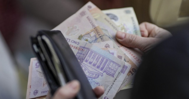 Salariile reale din România scad puternic, cel mai abrupt declin după 2010