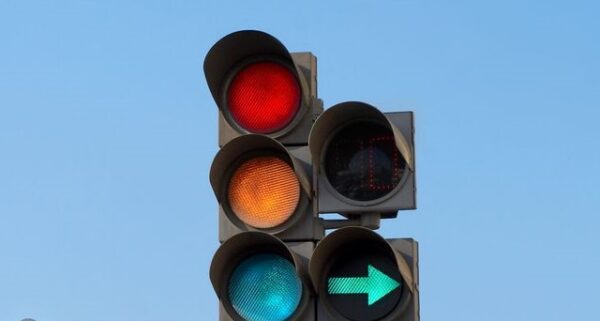 Pietonii pot fi amendați pentru încălcarea regulilor de circulație și folosirea telefonului la trecerea de pietoni