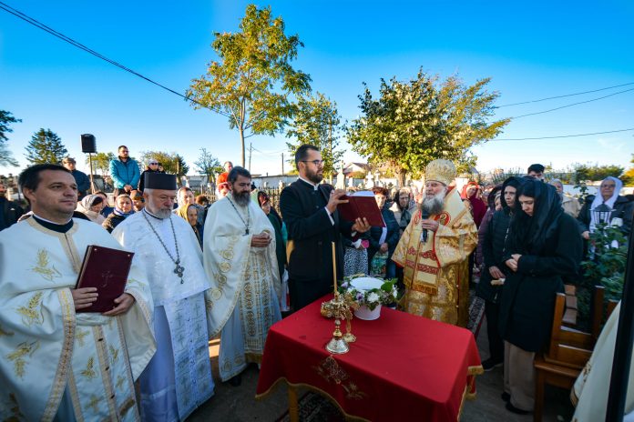 Resfințirea bisericii din Comanca sărbătorită cu Sfânta Liturghie de episcopul Sebastian