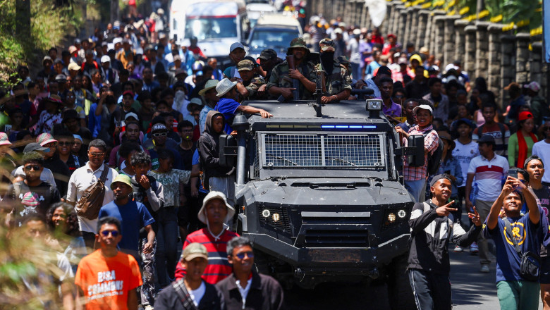 Soldați din Madagascar se alătură protestelor din Antananarivo și refuză să tragă asupra demonstranților