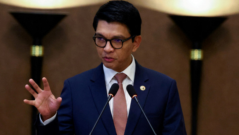 Președintele Madagascarului Andry Rajoelina a părăsit țara în urma protestelor și susținerii armatei