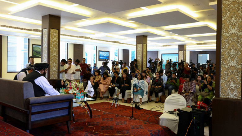 Excluderea jurnalistelor de la conferința talibanilor în India stârnește controverse