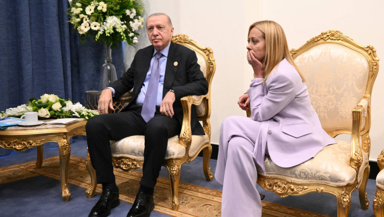 Erdoğan îndeamnă-o pe Meloni să renunțe la fumat la summitul de pace din Egipt