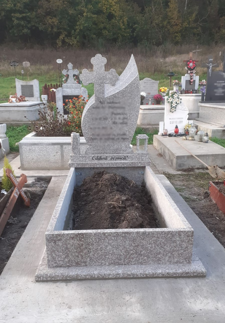 O gălăţeancă mulțumește public pentru amenajarea mormântului soțului său