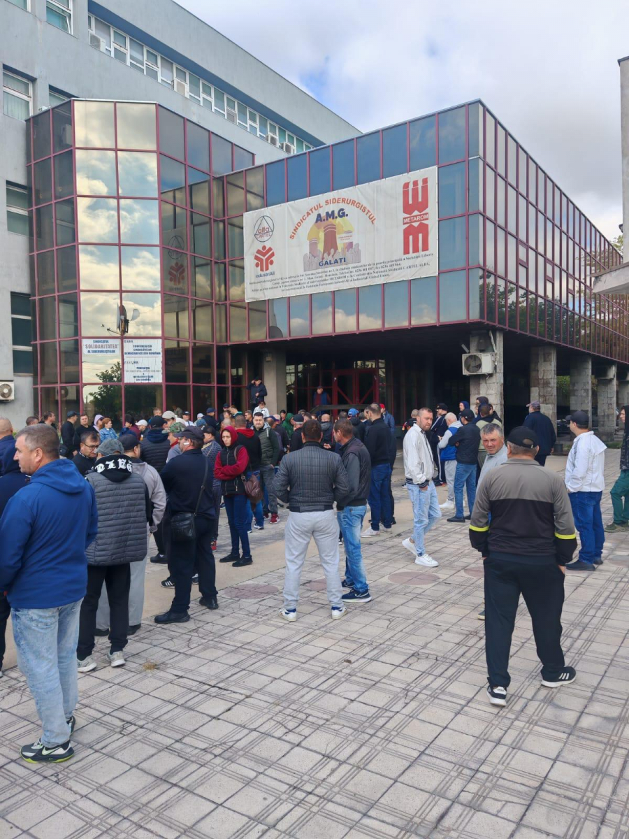 Aproximativ 200 de siderurgiști protestează la combinatul Liberty Galați