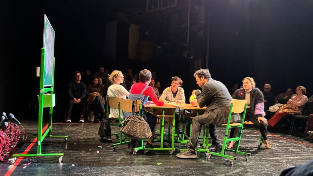 Dificultăți și compromisuri în școlile rurale, expuse în spectacolul „Acrobații”