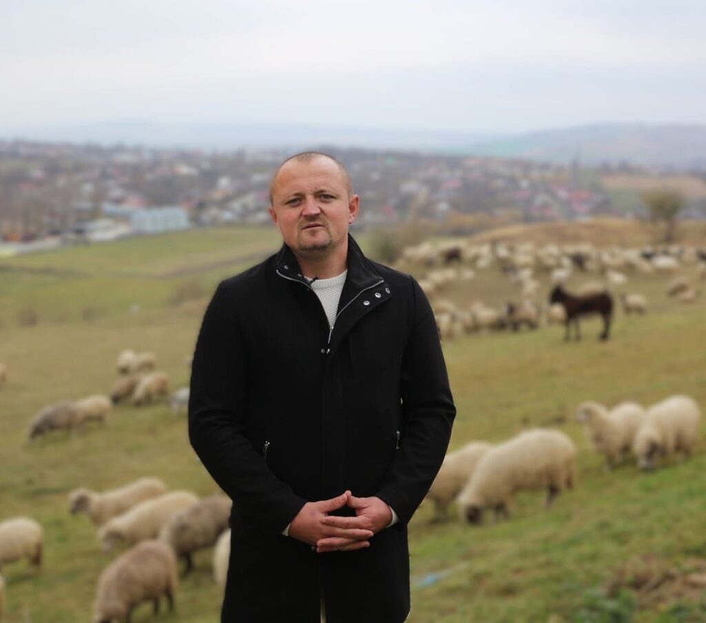 Alexandru Pașaniuc își transformă ferma și urmează studii zootehnice la Iași