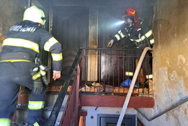 Pompierii intervin pentru stingerea unui incendiu într-un apartament de la parterul unui bloc din Timișoara