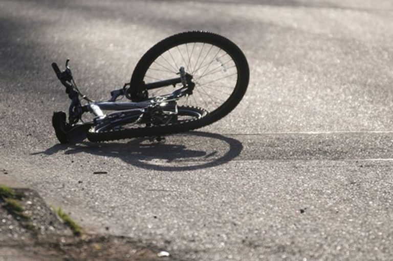 Un tânăr de 20 de ani lovit pe bicicletă în Ojdula, șoferul a fugit de la locul accidentului