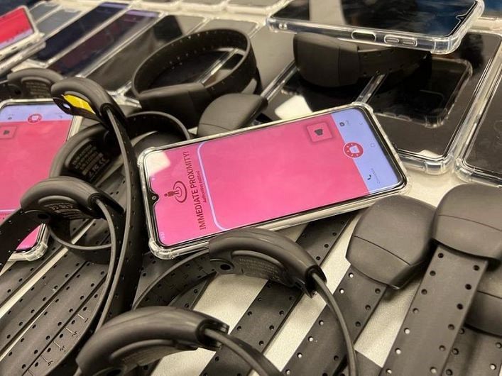 Bărbat din Belin reținut după ce a amenințat o femeie cu cuțitul într-un local