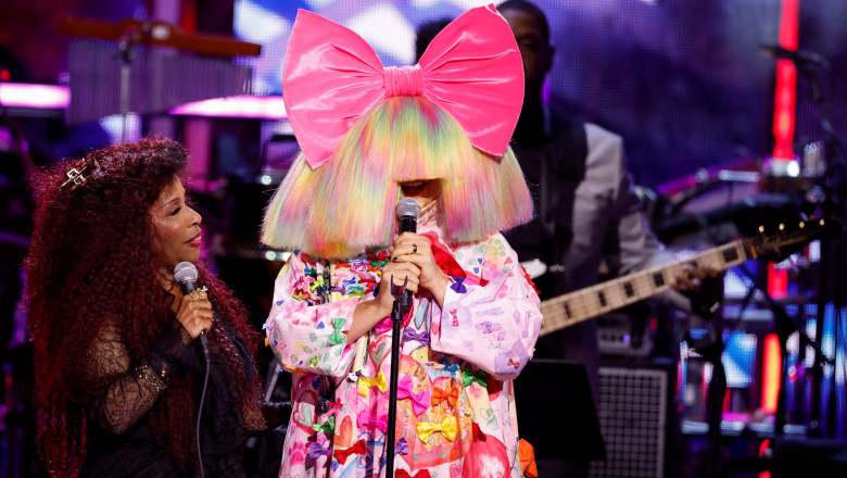 Fostul soț al cântăreței Sia cere o pensie lunară de peste 250.000 de euro