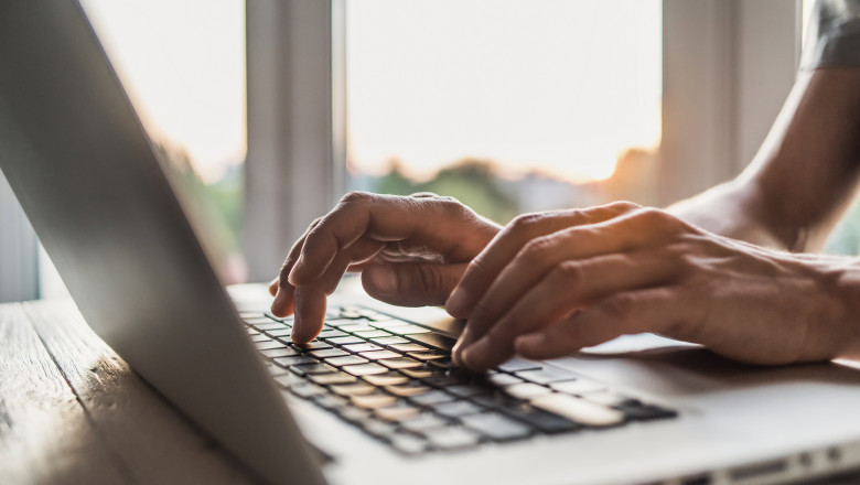 Lege promulgată de Nicușor Dan: Părinții copiilor cu handicap pot lucra de acasă