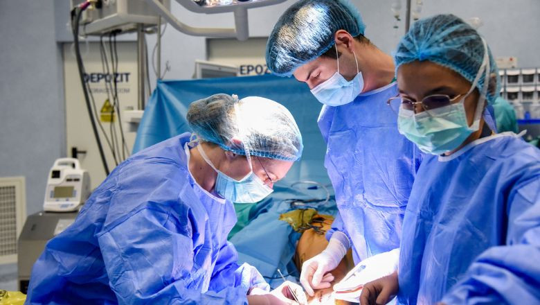 O femeie cu risc de amputare a piciorului salvată prin intervenții vasculare complexe la Sanador