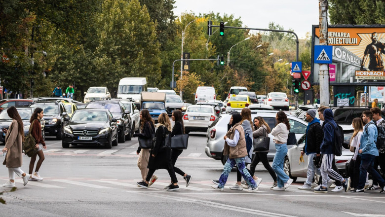 Jumătate dintre români muncesc doar pentru a supraviețui lunar, arată sondajul