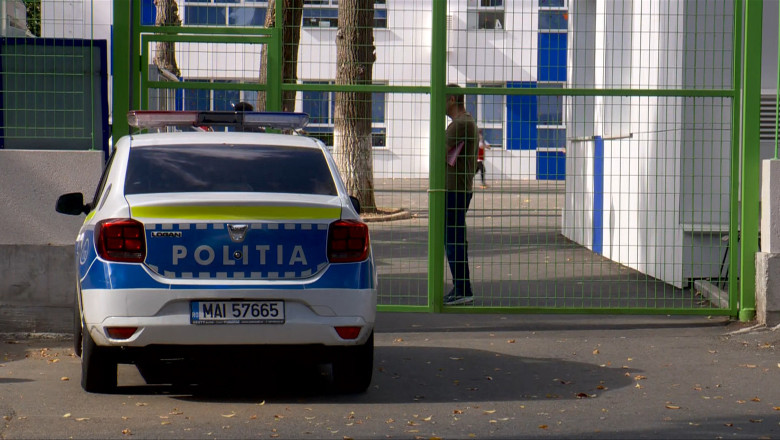 O poartă s-a prăbușit peste trei elevi într-o școală din Bumbești-Jiu